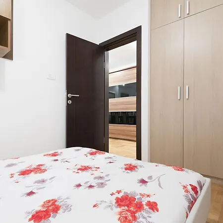 Prima Apartment *